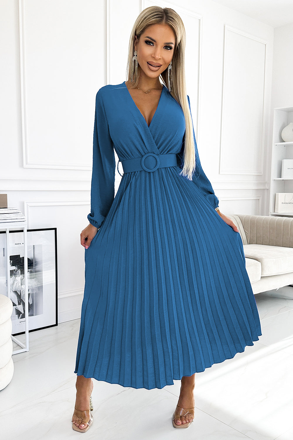 18893-1-504-5 VIVIANA Plisowana sukienka midi z dekoltem, długim rękawkiem i szerokim paskiem - kolor JEANS-1