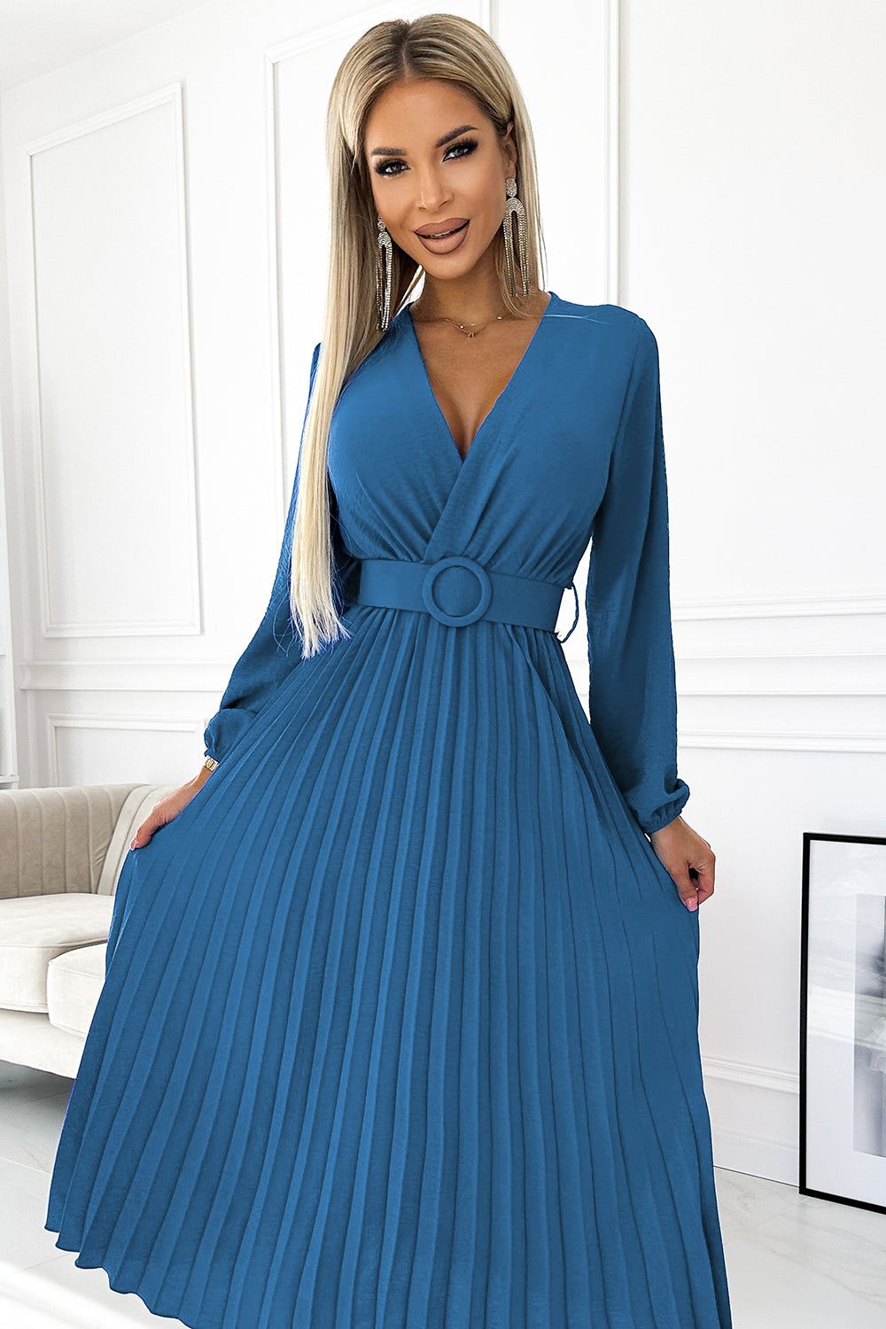 18893-4-504-5 VIVIANA Plisowana sukienka midi z dekoltem, długim rękawkiem i szerokim paskiem - kolor JEANS-4