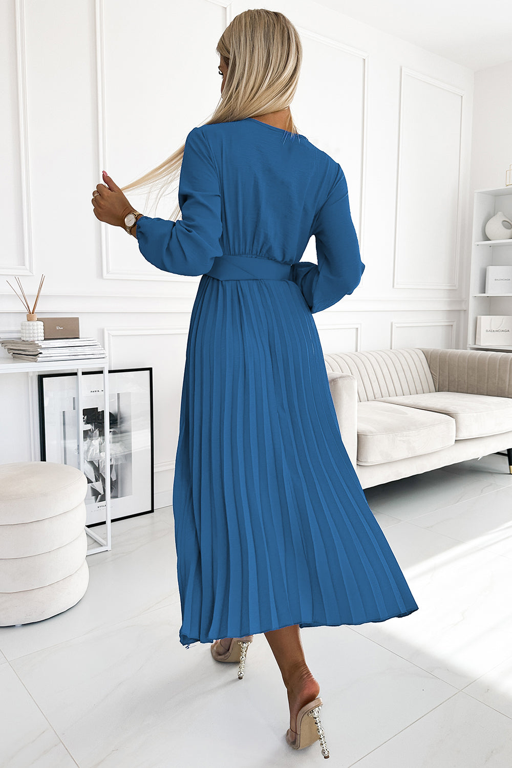 18893-3-504-5 VIVIANA Plisowana sukienka midi z dekoltem, długim rękawkiem i szerokim paskiem - kolor JEANS-3