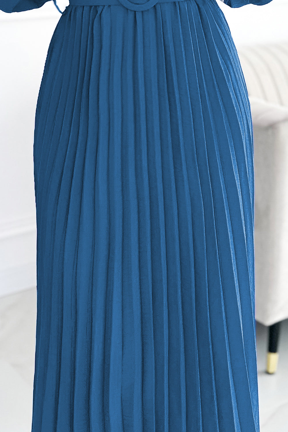 18893-6-504-5 VIVIANA Plisowana sukienka midi z dekoltem, długim rękawkiem i szerokim paskiem - kolor JEANS-6