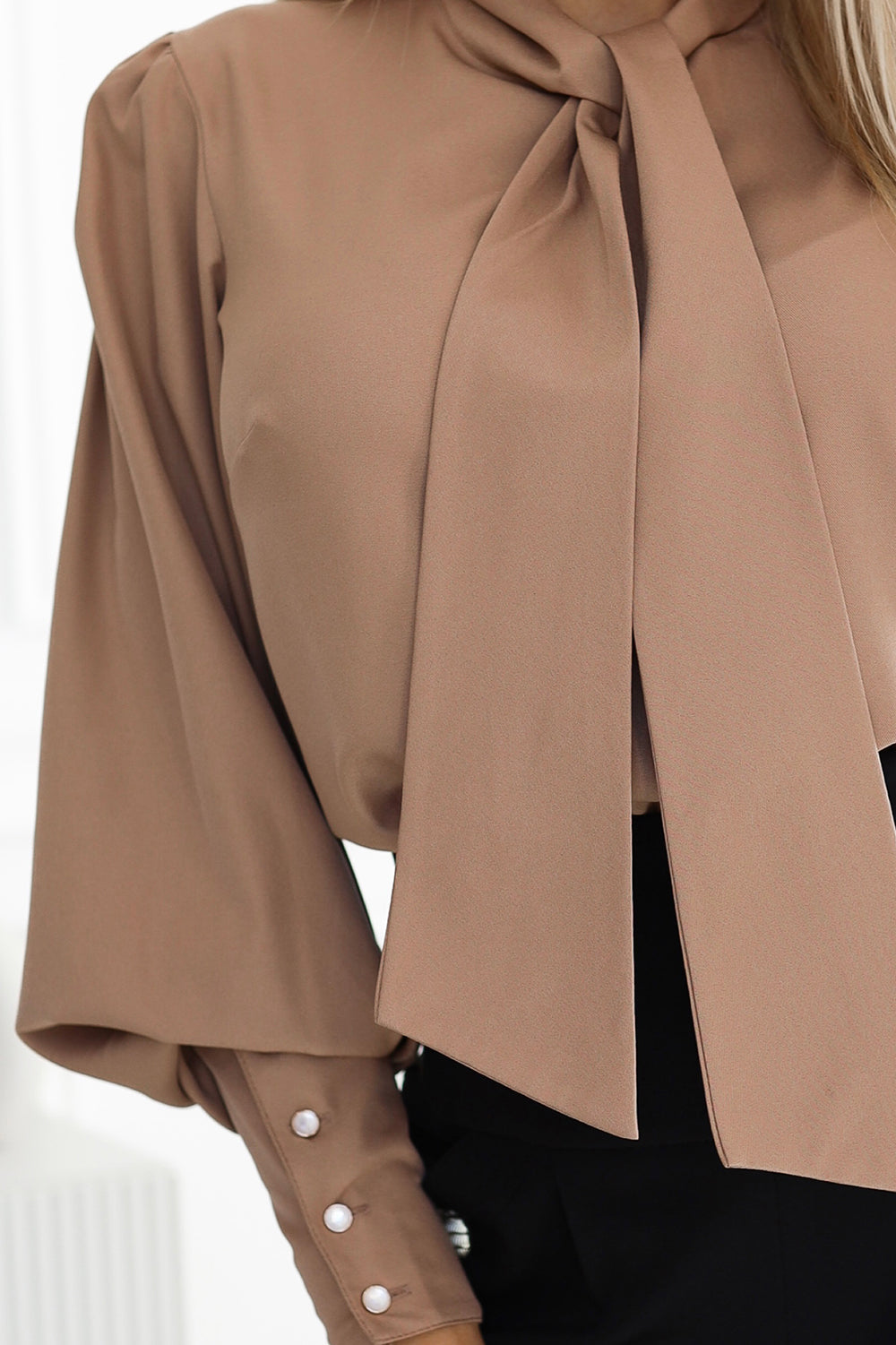 19768-12-578-1 Wyjątkowa biznesowa bluzka z długim rękawkiem, wiązaniem i guzikami - kolor karmelowy-12