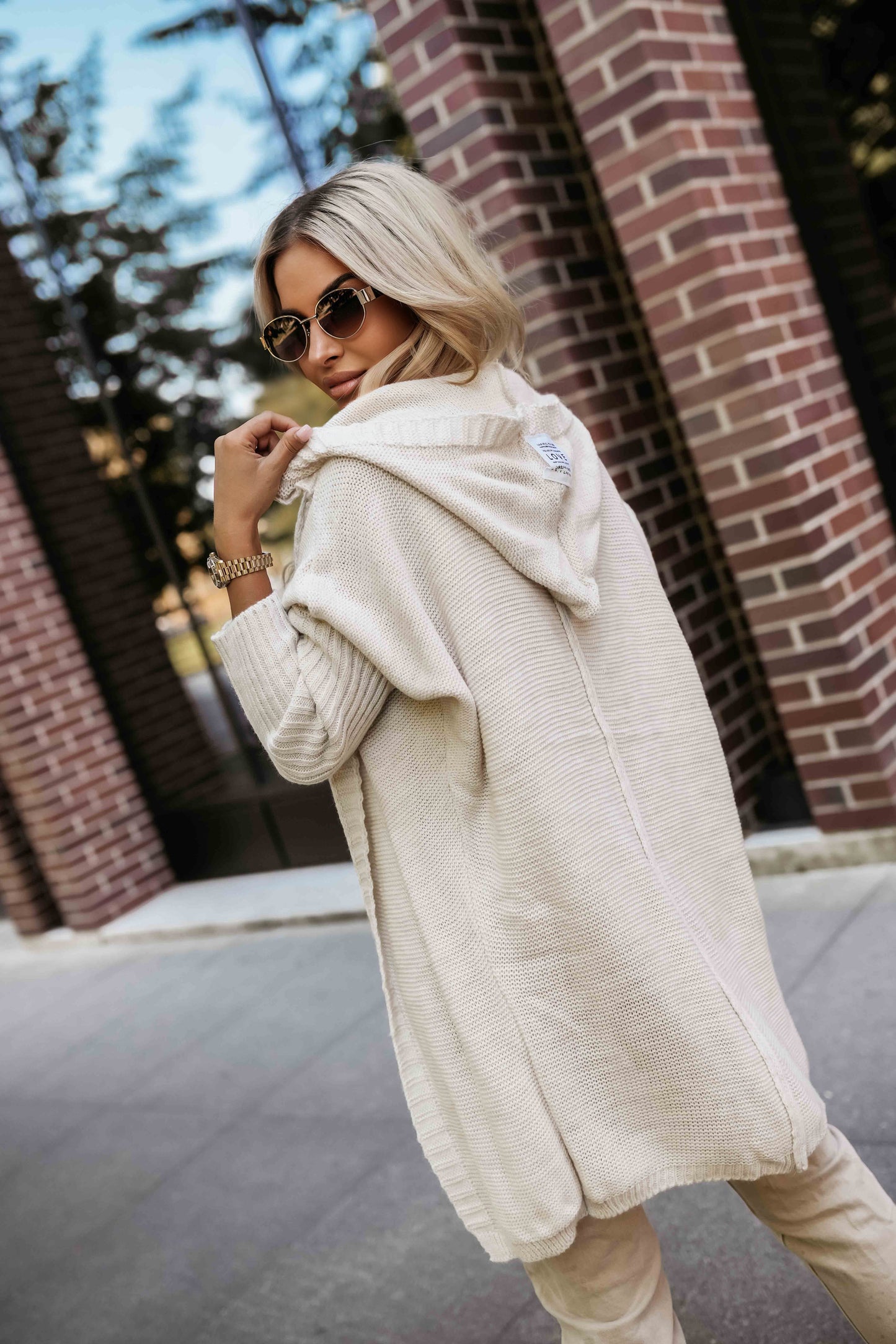 20899-6-629-1 Wygodny kardigan oversize z kapturem i stylową naszywką - beżowy-6