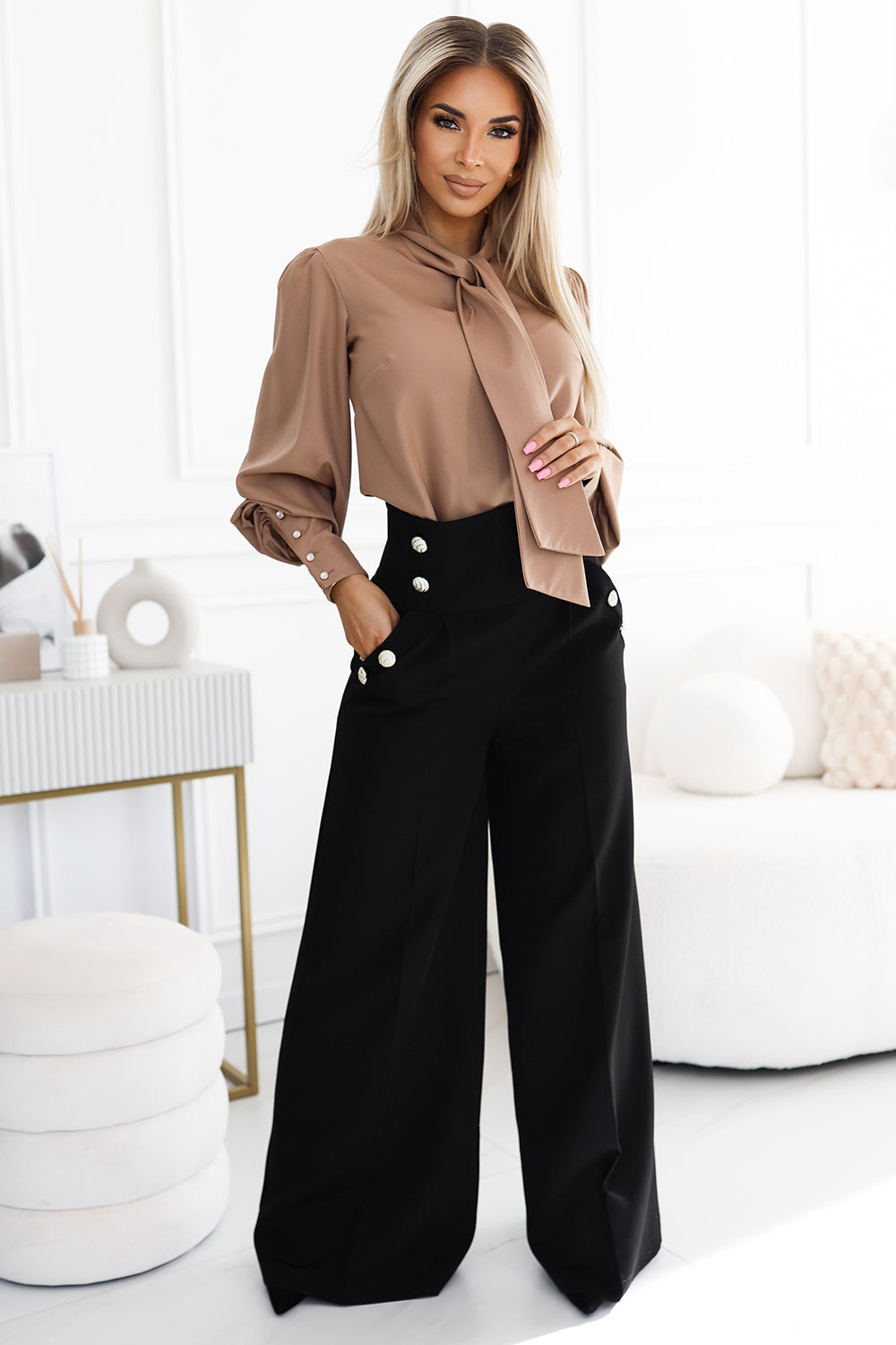 19773-1-496-2 Eleganckie szerokie spodnie z kieszeniami, wysokim stanem i złotymi guzikami - CZARNE-1