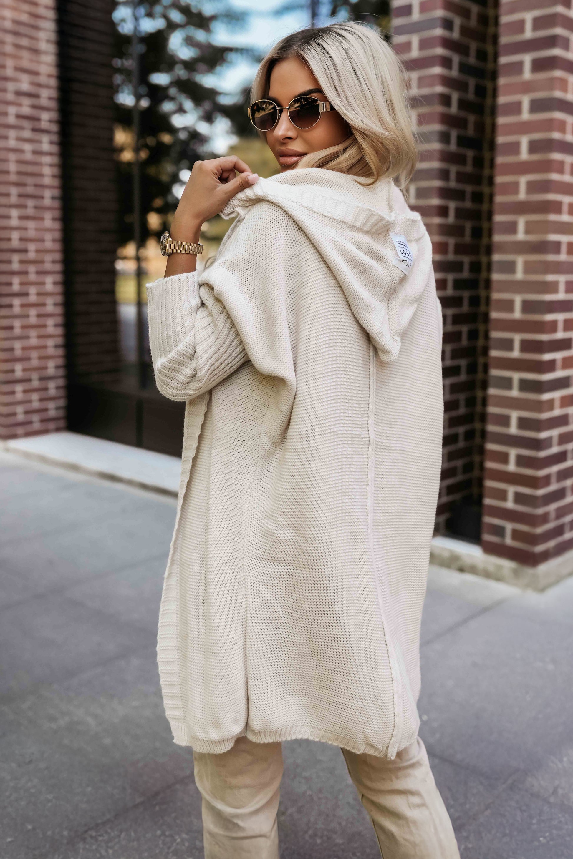 20899-3-629-1 Wygodny kardigan oversize z kapturem i stylową naszywką - beżowy-3