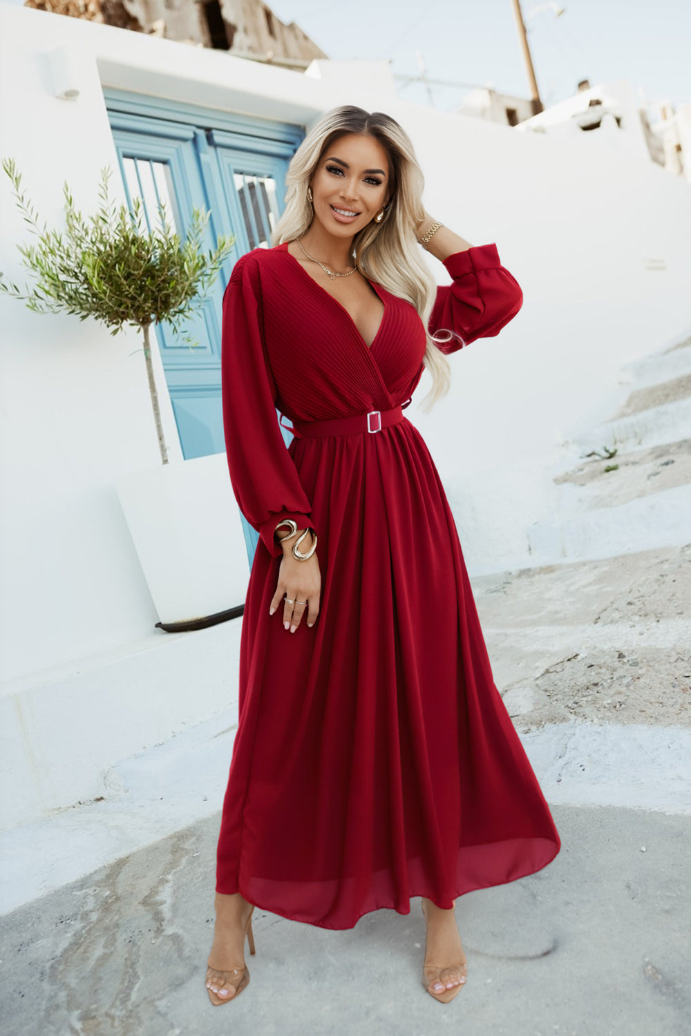 21028-4-639-1 Elegancka plisowana sukienka maxi z paskiem i kopertowym dekoltem - bordowa-4