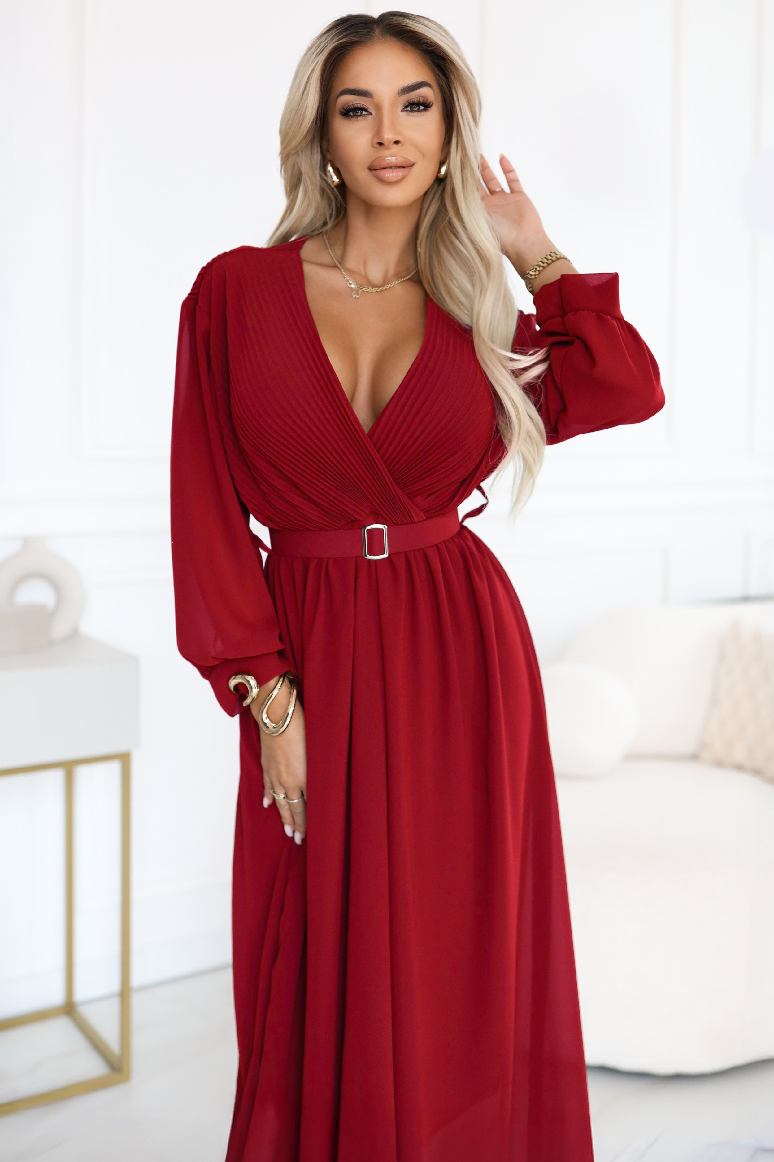 21028-2-639-1 Elegancka plisowana sukienka maxi z paskiem i kopertowym dekoltem - bordowa-2