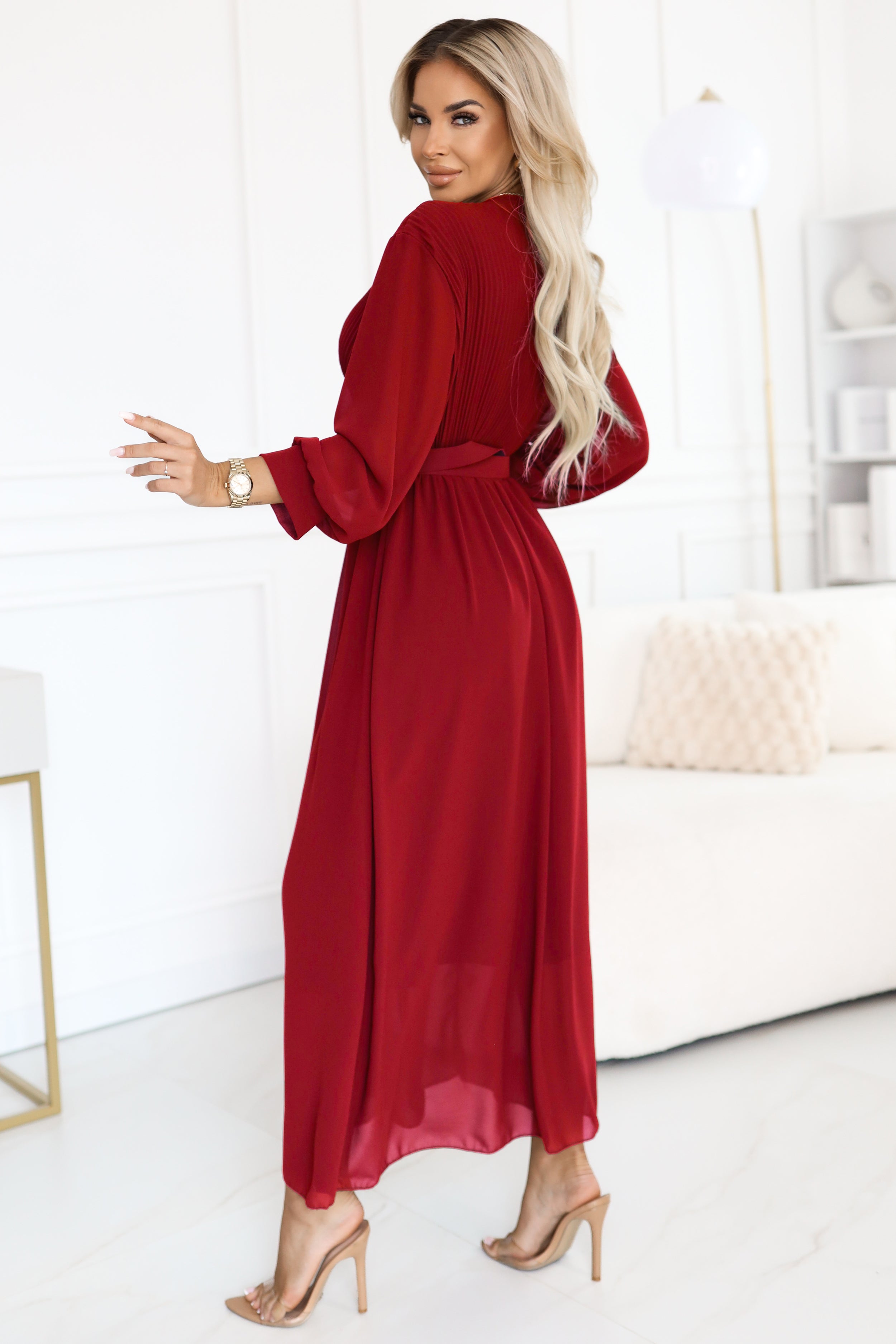 21028-3-639-1 Elegancka plisowana sukienka maxi z paskiem i kopertowym dekoltem - bordowa-3