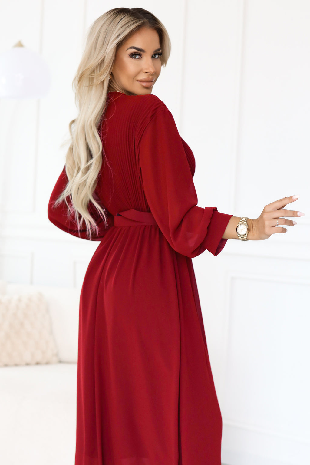 21028-6-639-1 Elegancka plisowana sukienka maxi z paskiem i kopertowym dekoltem - bordowa-6