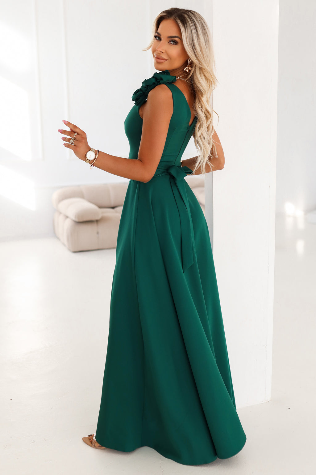 21164-3-643-1 Elegancka wieczorowa suknia maxi z rozcięciem i różami - butelkowa zieleń-3