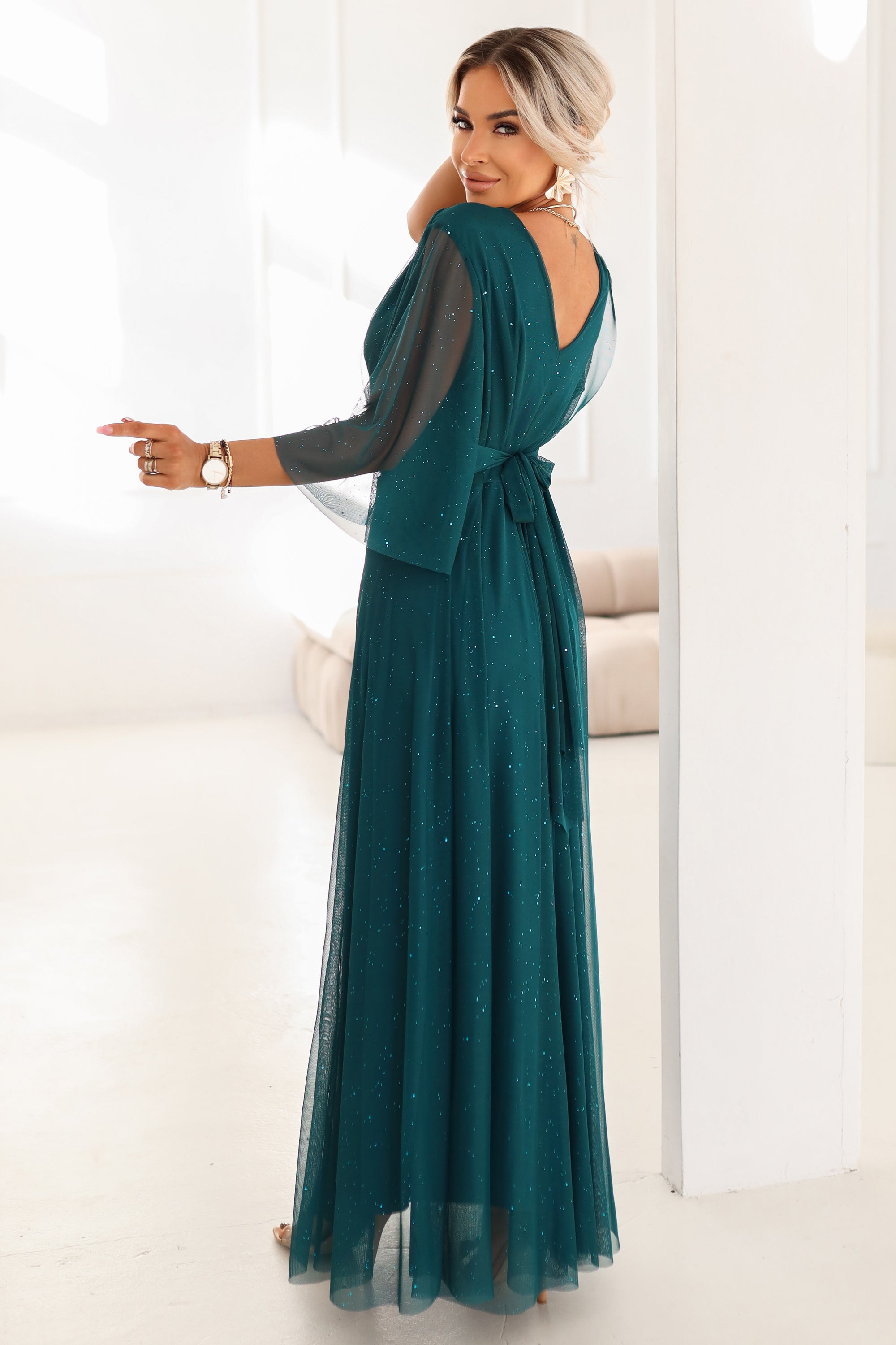 21195-4-654-1 Długa połyskująca sukienka plus size z dekoltem i transparentnym rękawkiem - zieleń butelkowa-4