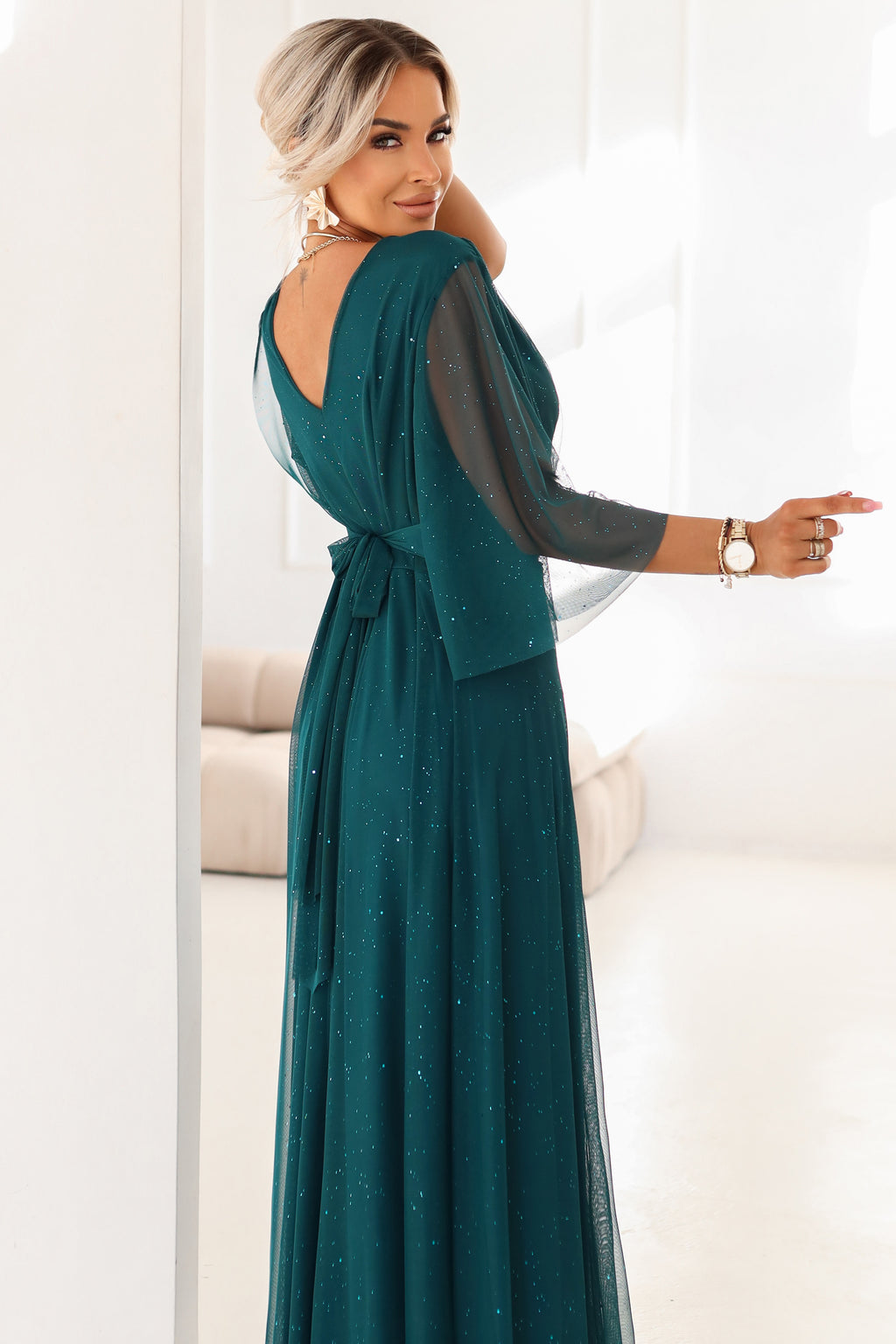 21195-7-654-1 Długa połyskująca sukienka plus size z dekoltem i transparentnym rękawkiem - zieleń butelkowa-7