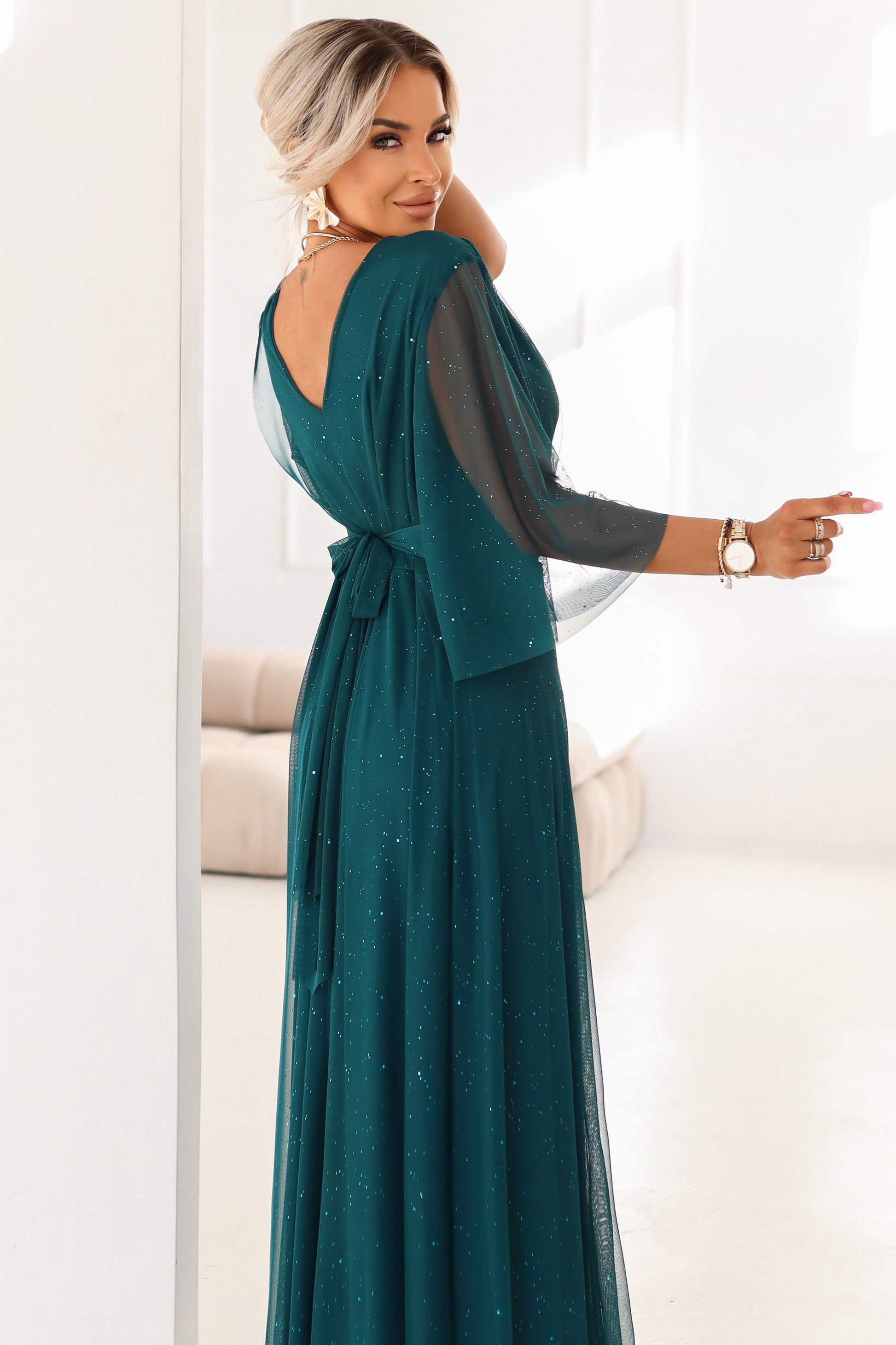 21195-7-654-1 Długa połyskująca sukienka plus size z dekoltem i transparentnym rękawkiem - zieleń butelkowa-7