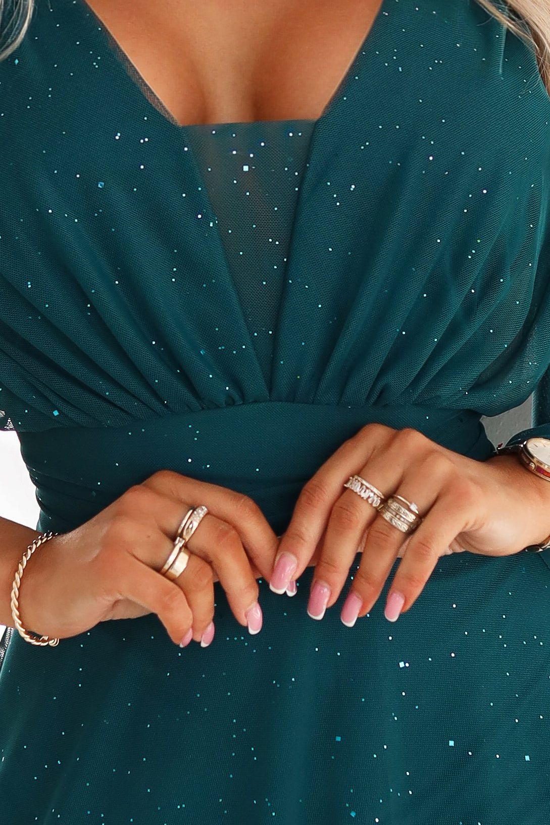 21195-12-654-1 Długa połyskująca sukienka plus size z dekoltem i transparentnym rękawkiem - zieleń butelkowa-12