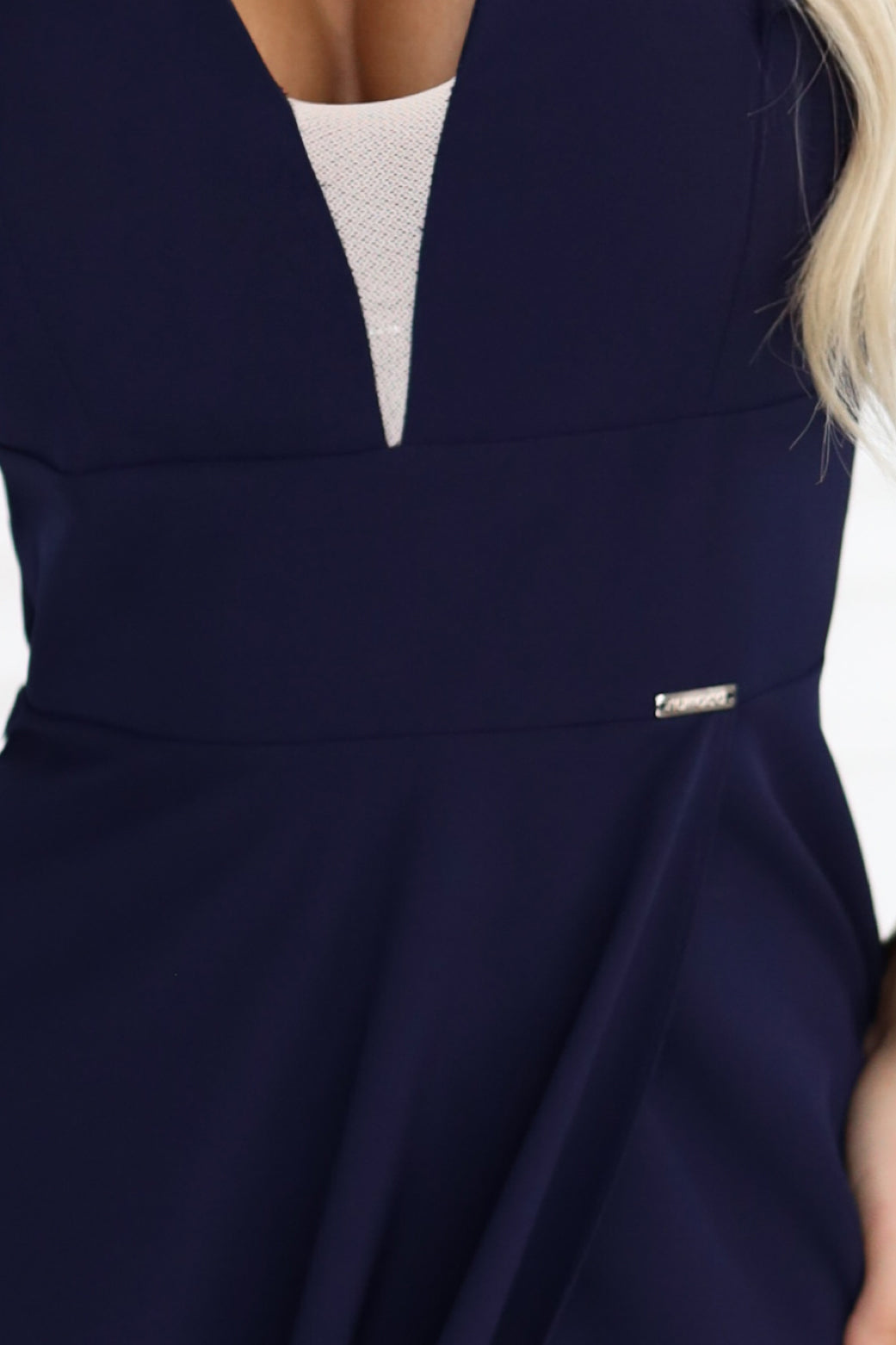 21226-10-660-1 Elegancka sukienka maxi z falbankami, głębokim dekoltem i rozcięciem na nodze - granatowa-10